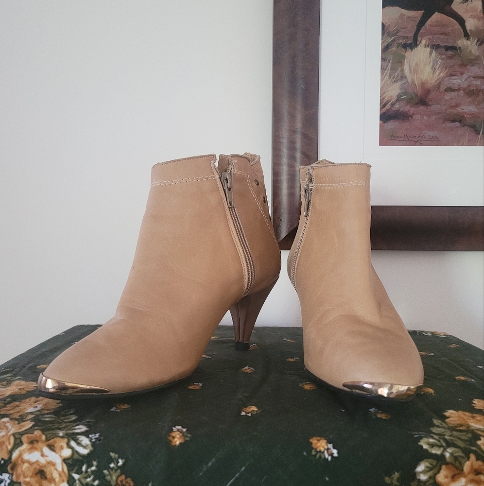 Vintage Light Tan Ankle Boots With Gold Accents - Size 8.5